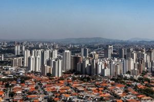 Lastaufnahmemitteln für ein neues Getriebewerk in einem Automobilwerk in Brasilien