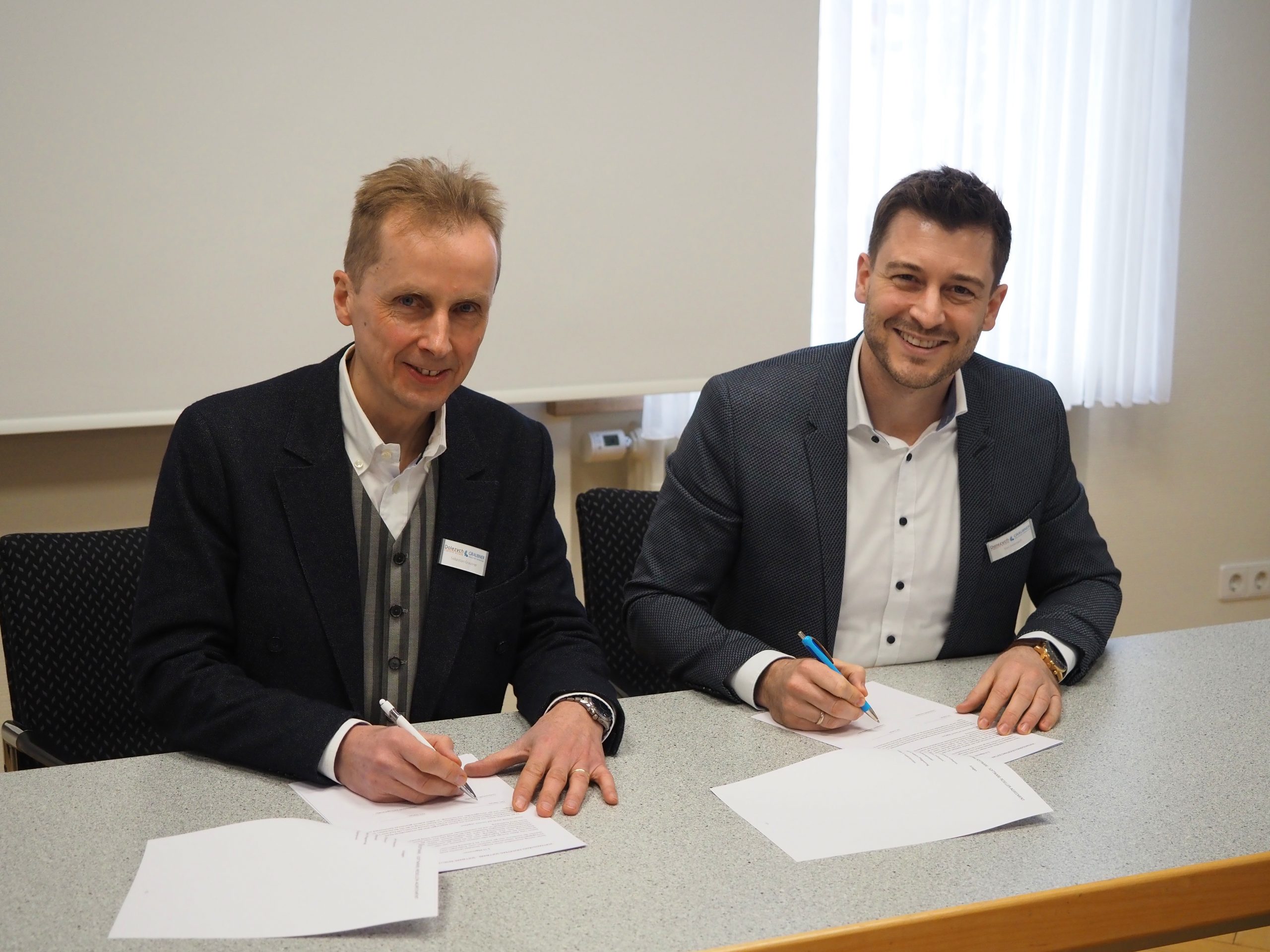 Sebastian Graubner und Tim Dolezych unterzeichnen den Partnerschaftsvertrag.